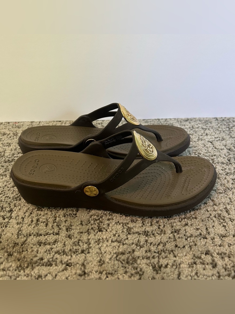 Crocs Sanrah Brown Gold Medallion Slide Strappy Wedges Size 6 Women’s